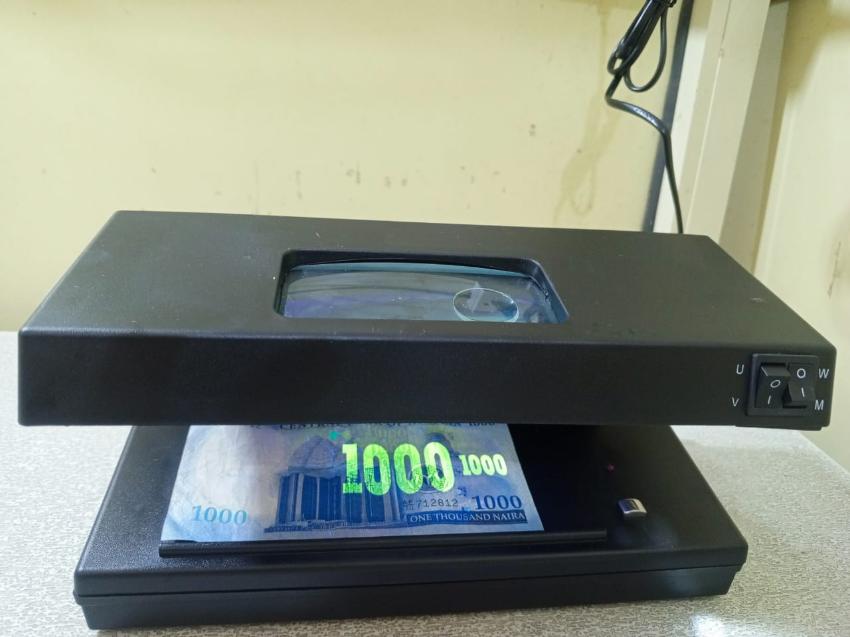 Counterfeit Note Detector with UV Light